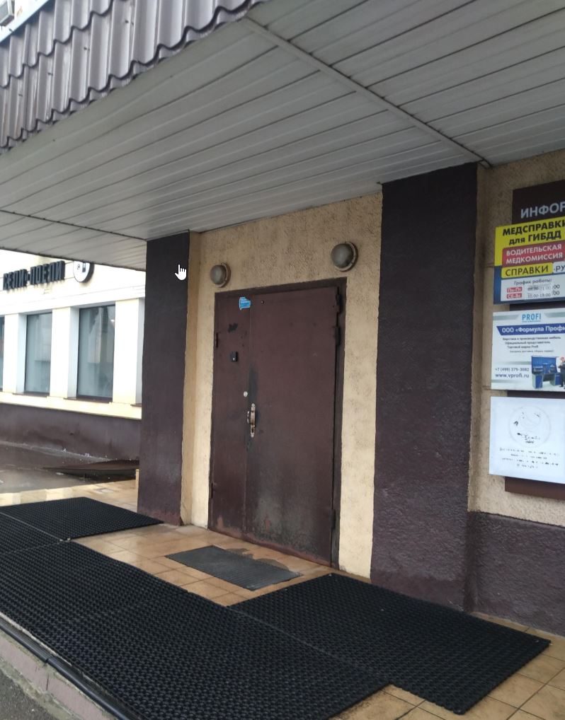 Вход в здание под козырьком